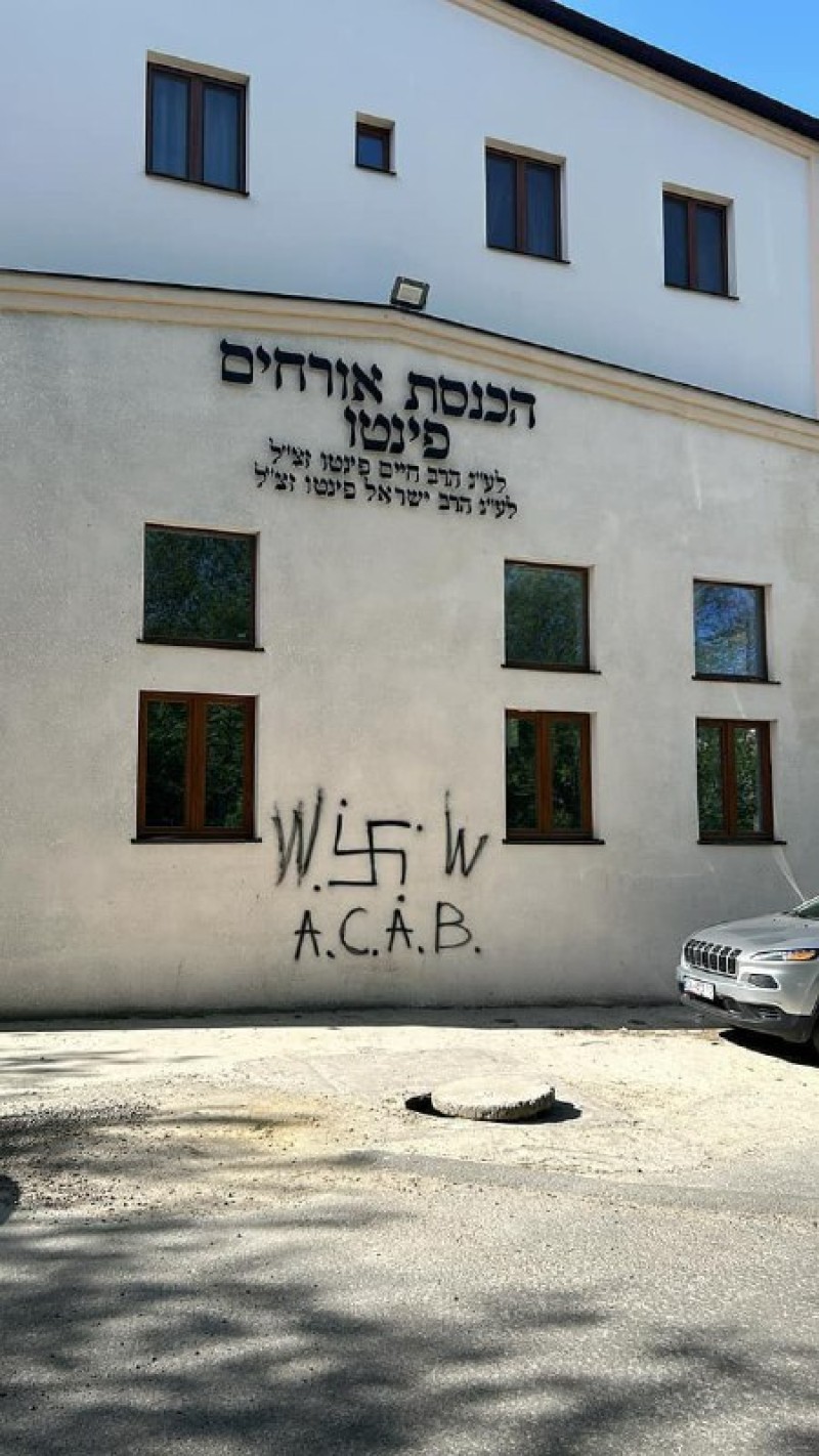 A Ouman, un homme a peint une croix gammée sur le bâtiment d&#39;une cantine juive