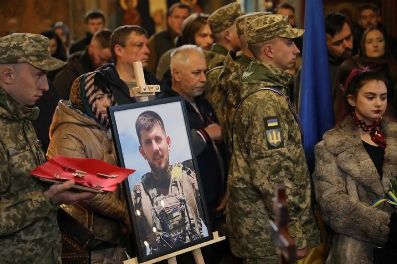 Aujourd&#39;hui, à Kiev, dans la cathédrale Saint-Michel, on a dit au revoir au soldat ukrainien mort au front...