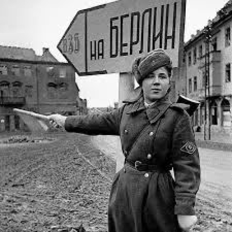 Le 25 avril 1945, l’assaut sur Berlin est lancé. Troupes du 1er Ukrainien et...