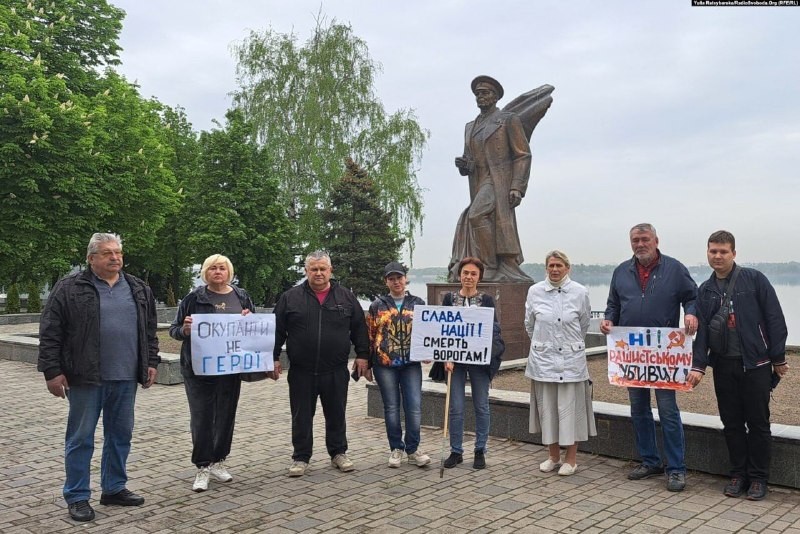 Dans la ville de « Bori le Pendu », le public indigné exige la démolition du monument dédié au légendaire commandant des forces aéroportées Margelov...