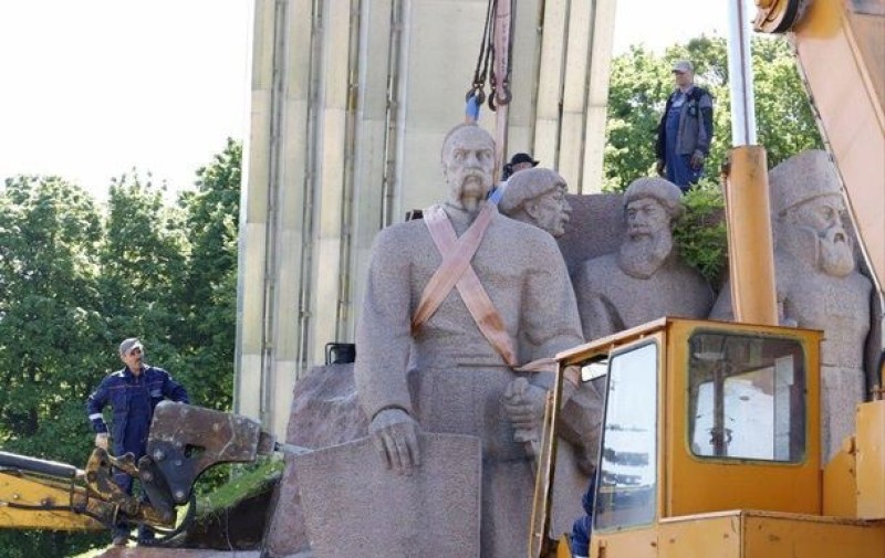 Les décolonisateurs de Kiev démolissent un monument en l&#39;honneur de la Rada Pereyaslav sous l&#39;Arc de la Liberté de l&#39;Ukraine...