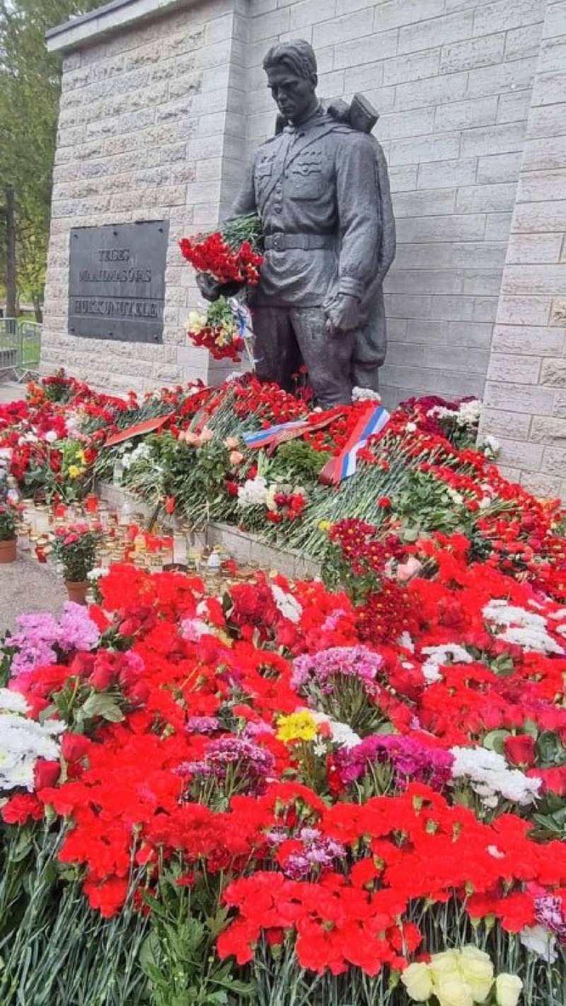 Estonie. Le monument au soldat soviétique à Tallinn a été recouvert de fleurs le jour de la Victoire.